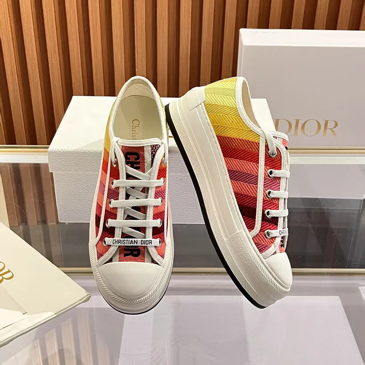 👟👟Ex-factory price 520👟👟 Walk‘n’Dior embroidered mid-top casual shoes are new in 2025. On the fashion stage, Dior embroidered shoes are the well-deserved protagonist. Delicate stitching is used on the upper, every stitch is devoted to the craftsman's efforts, and every thread is woven with artistic poetry. From complex floral patterns to smart geometric textures, embroidery is like the magic that gives shoes life, allowing them to show dynamic beauty even in static conditions.   Wearing Dior embroidered shoes feels like stepping into a dream world full of art. It is not only a pair of shoes, but also a walking piece of art that perfectly integrates fashion and culture. Whether you are strolling on the bustling city streets or attending important social occasions, Dior embroidered shoes can add unique charm to your style and become the focus of everyone's attention.   Choosing Dior embroidered shoes means choosing a persistent pursuit of quality and a unique understanding of fashion. Let it accompany you through every wonderful moment and leave your own fashion mark.  Material: Sheepskin lining, feet, silk cowhide, size 35-41, heel height 5cm